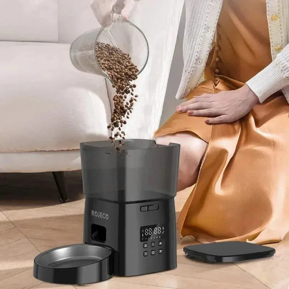 Distributeur de croquettes pour chat connecté avec 2L de contenance